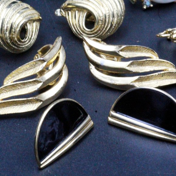 Crown Trifari Signed Designer High End Faux Pearl Enamel Silver Gold Plate Clip - Picture 4 of 11